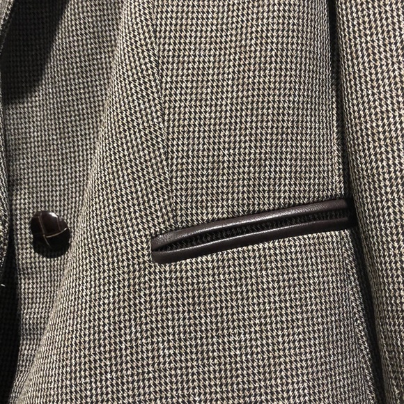 Like new Tahari Suit - Picture 4 of 5